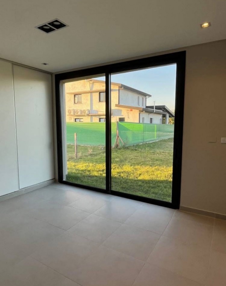 Venta Casa a estrenar Country Viento Sur tres dormitorios 