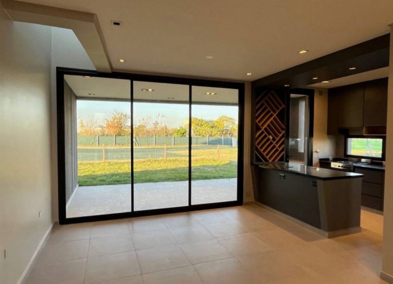 Venta Casa a estrenar Country Viento Sur tres dormitorios 