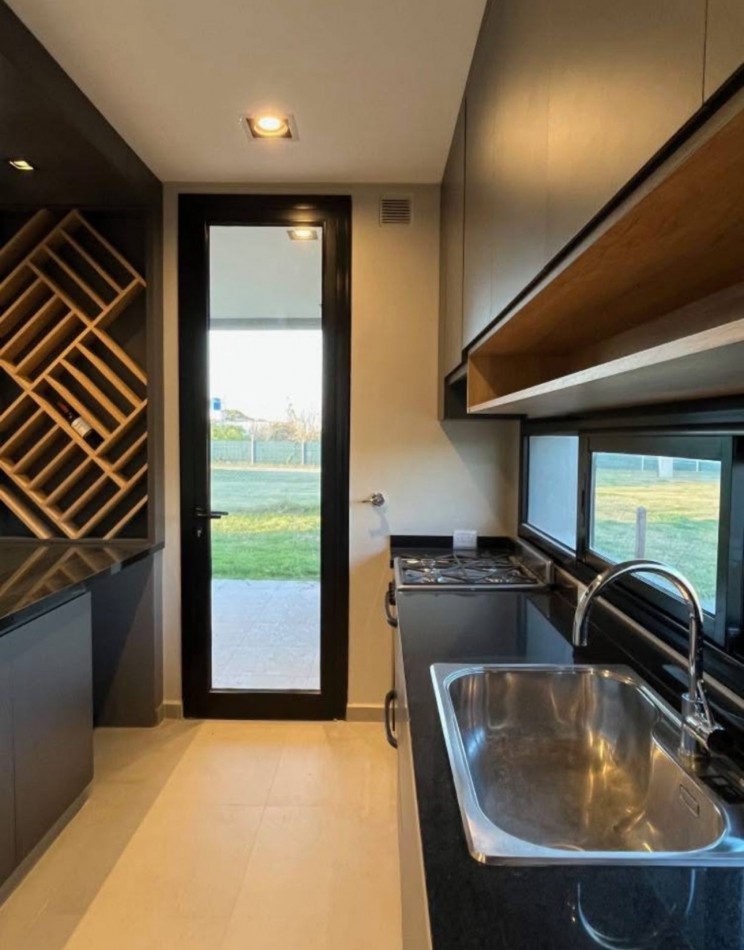 Venta Casa a estrenar Country Viento Sur tres dormitorios 