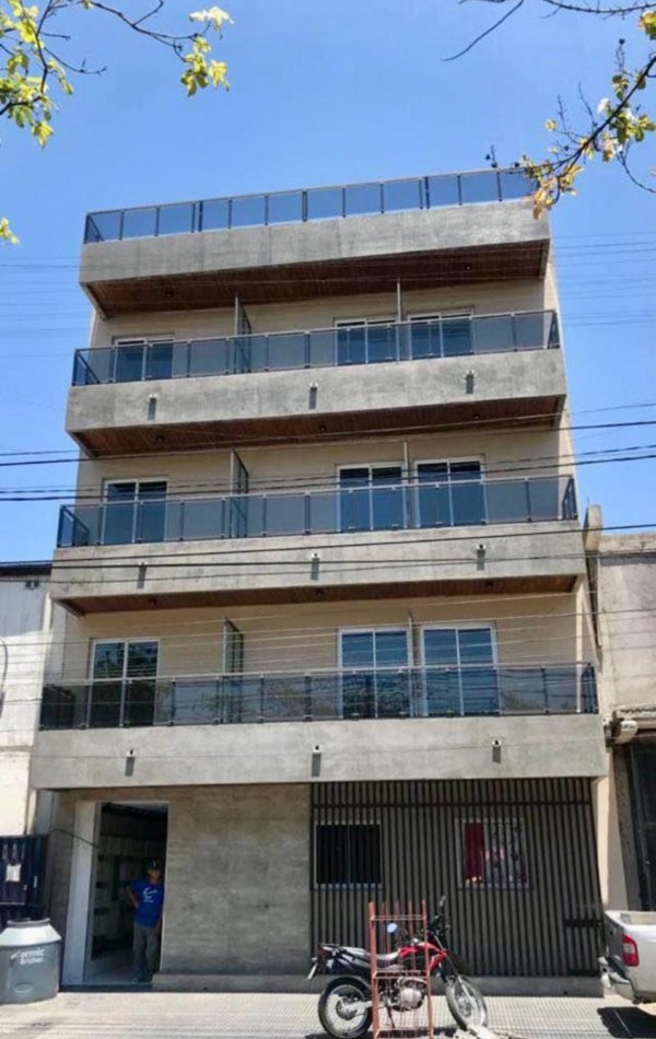 Venta mono ambiente balcon a la calle edifico bajo 
