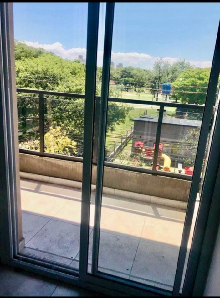 Venta mono ambiente balcon a la calle edifico bajo 