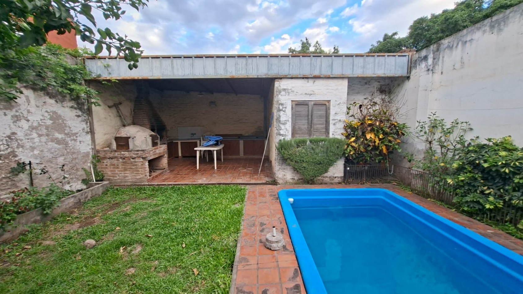 CASA EN VENTA 6 HABITACIONES - 25 DE MAYO 1700