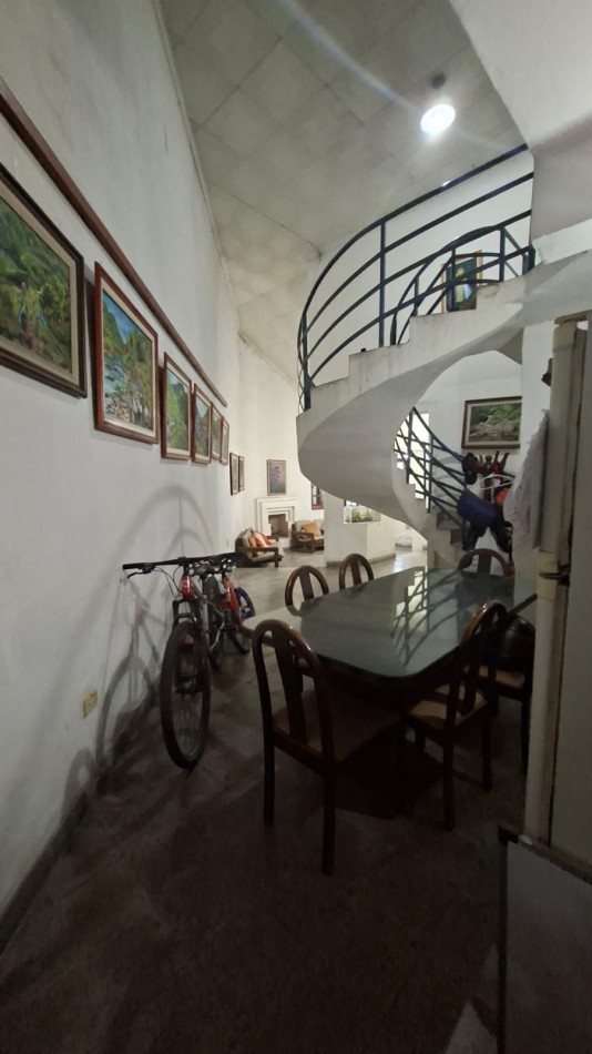 CASA EN VENTA 6 HABITACIONES - 25 DE MAYO 1700