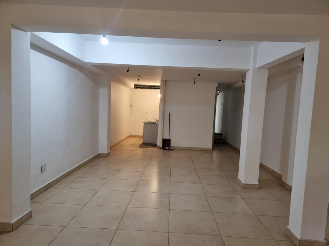 LOCAL COMERCIAL EN ALQUILER / CON COCHERA