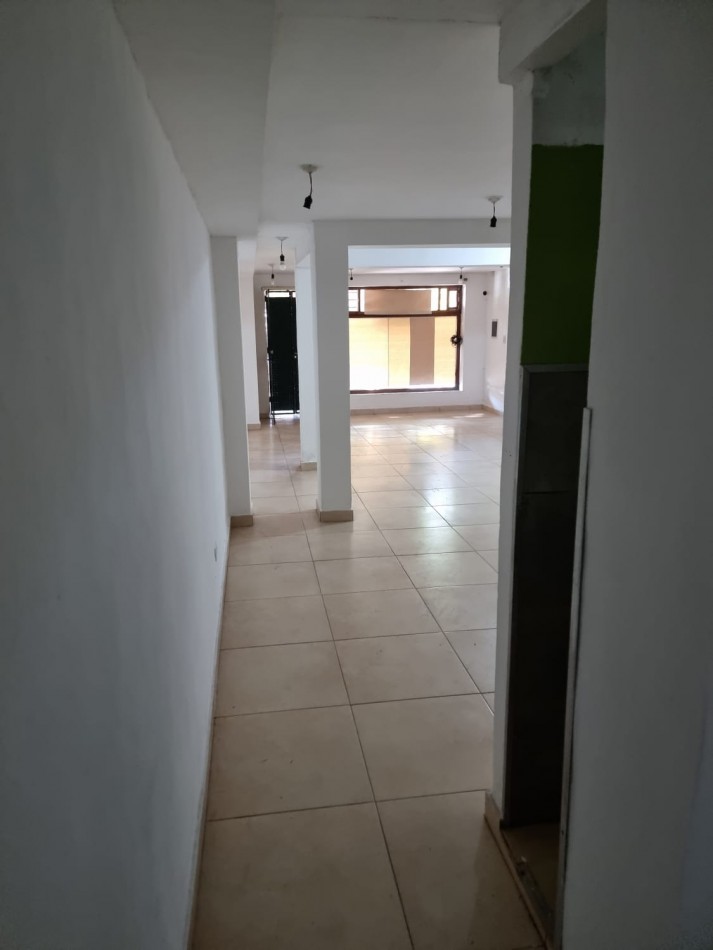 LOCAL COMERCIAL EN ALQUILER / CON COCHERA