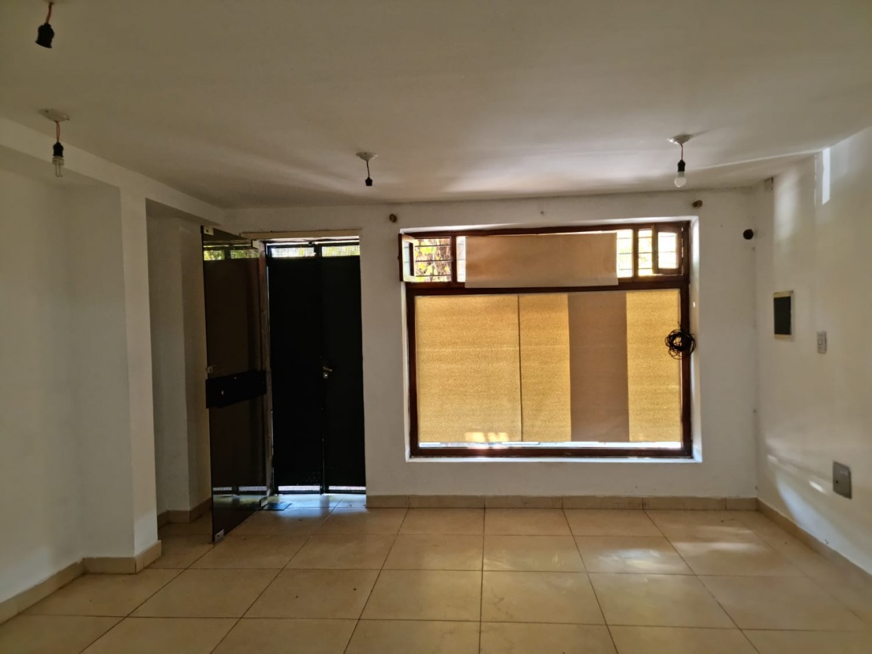 LOCAL COMERCIAL EN ALQUILER / CON COCHERA