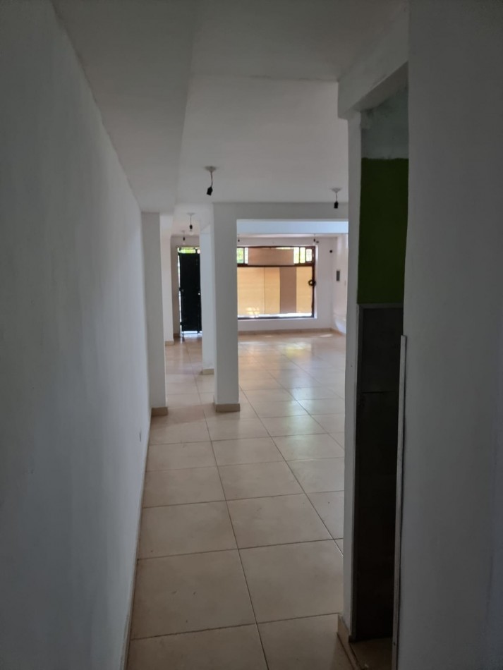 LOCAL COMERCIAL EN ALQUILER / CON COCHERA