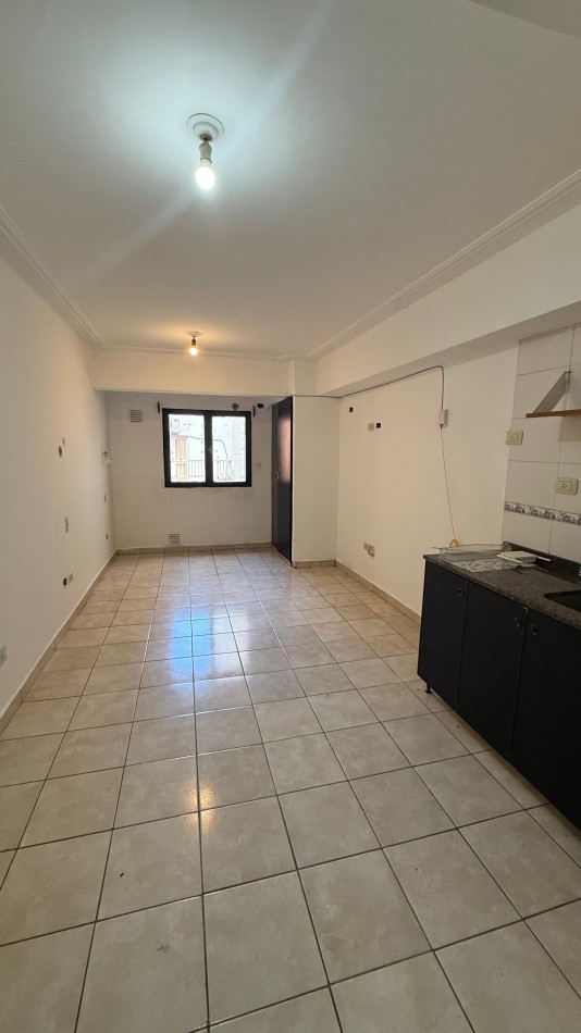 MONOAMBIENTE EN ALQUILER - LAS HERAS AL 400